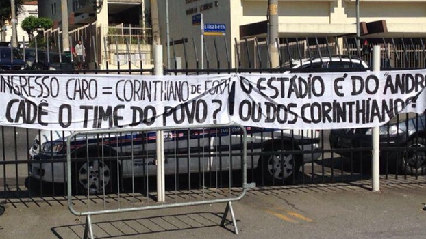Corintianos protestam contra preços altos de entradas na Arena em Itaquera