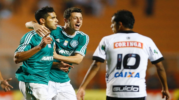 Alan Kardec e Felipe Menezes comemoram um dos gols palmeirenses Alan Kardec e Felipe Menezes comemoram um dos gols palmeirenses