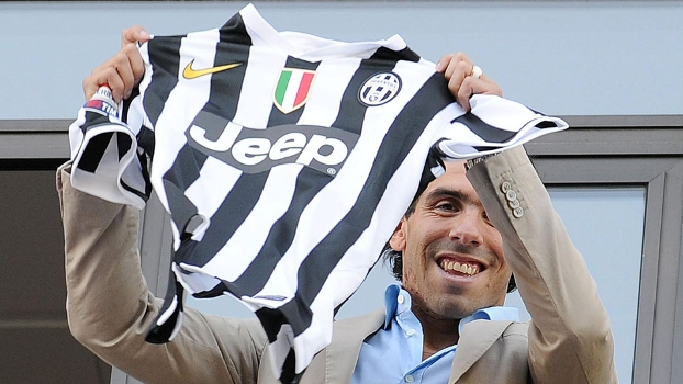 Tevez exibe a camisa da Juventus