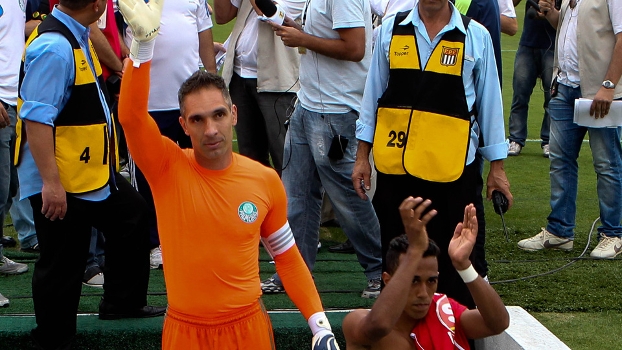 Fernando Prass acena para a torcida; goleiro pediu reforços para 2014 Fernando Prass acena para a torcida; goleiro pediu reforços para 2014