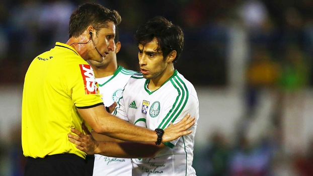Valdivia reclama com o árbitro Vinícius Furlan durante Guaratinguetá 1 x 1 Palmeiras Valdivia reclama com o árbitro Vinícius Furlan durante Guaratinguetá 1 x 1 Palmeiras
