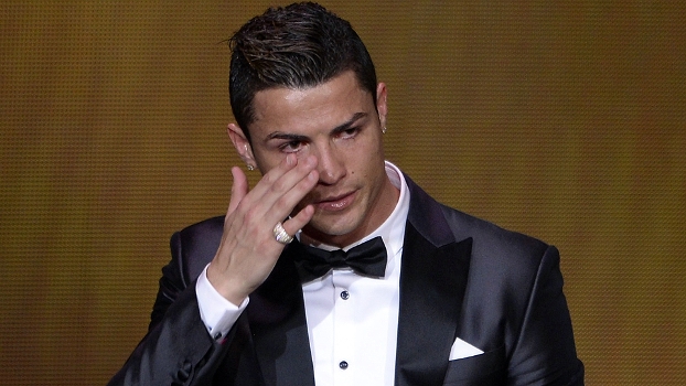 Cristiano Ronaldo é eleito o Bola de Ouro de 2013 e se emociona ao receber o prêmio de melhor do  mundo: craque espetacular