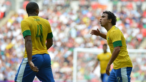 Juan e Rafael se desentenderam na derrota do Brasil para o México na final do futebol em Londres