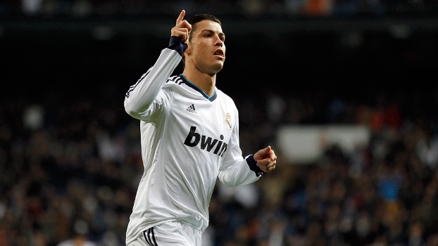 Cristiano Ronaldo um dos seus três gols contra o Sevilla Cristiano Ronaldo um dos seus três gols contra o Sevilla