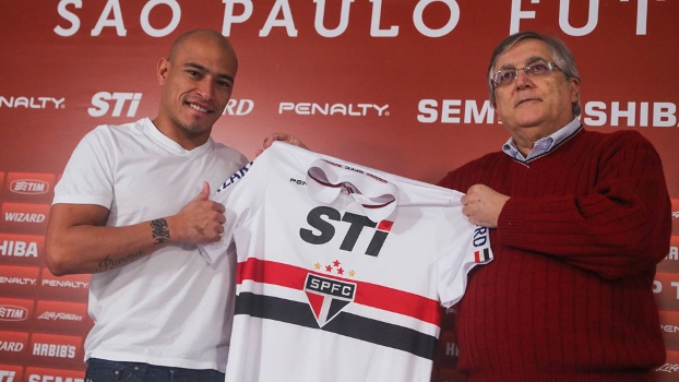 Clemente Rodríguez é apresentado ao lado do vice de futebol do São Paulo, João Paulo de Jesus Lopes