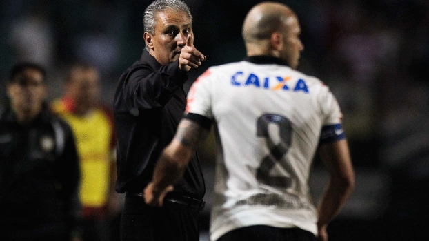 Tite e Alessandro se despediram da torcida do Corinthians no estádio do Pacaembu