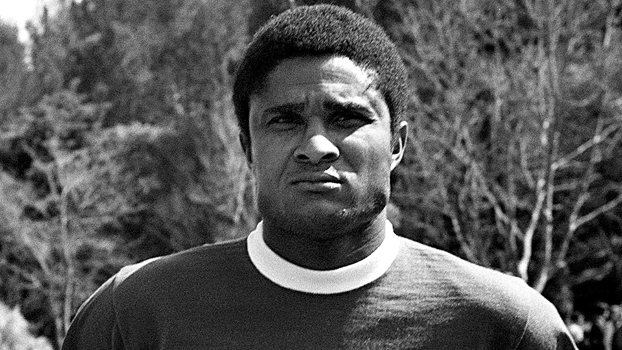 Eusébio posa com a camisa do Benfica, em março de 1970