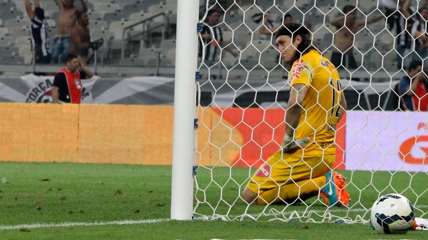 Após vexame, Corinthians deixa aeroporto pela pista no desembarque em São Paulo