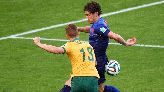 A bola bateu na mão do lateral Jammat dentro da área. O juiz viu pênalti para os australianos logo no começo do segundo tempo