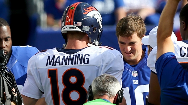 Peyton (de costas) cumprimenta Eli; irmão mais velho levou a melhor na NFL Peyton (de costas) cumprimenta Eli; irmão mais velho levou a melhor na NFL