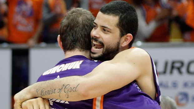 Vitor Faverani abraça o companheiros Serhiy Lishchuk em vitória do Valencia na Euroliga Vitor Faverani abraça o companheiros Serhiy Lishchuk em vitória do Valencia na Euroliga