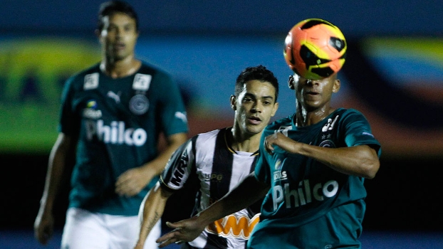 Josué e Tartá disputam a bola: Goiás e Atlético-MG ficaram no empate sem gols Josué e Tartá disputam a bola: Goiás e Atlético-MG ficaram no empate sem gols