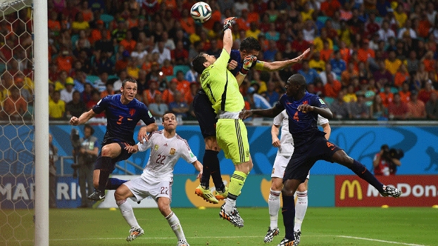 Lance do terceiro gol causou polêmica: espanhóis reclamaram de falta em Casillas