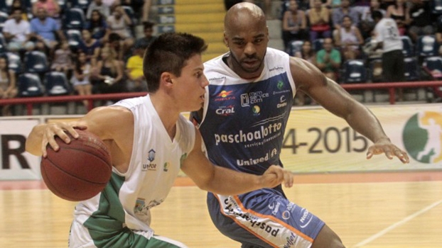 Bauru, de Larry Taylor (ao fundo), venceu o Basquete Cearense de Davi Bauru, de Larry Taylor (ao fundo), venceu o Basquete Cearense de Davi