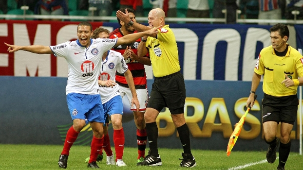 Com gol polêmico validado pela arbitragem, Bahia venceu o Flamengo, nesta quarta, em Salvador Com gol polêmico validado pela arbitragem, Bahia venceu o Flamengo, nesta quarta, em Salvador