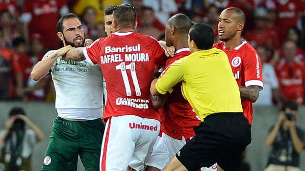 Bruno Cesar e Fabrício precisam ser contidos em confusão no fim de Inter x Palmeiras