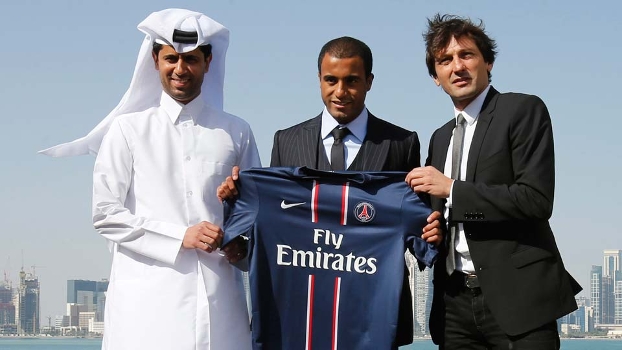 Meia brasileiro entre o dono do PSG, sheik al-Khelaifi, e o diretor esportivo, Leonardo Meia brasileiro entre o dono do PSG, sheik al-Khelaifi, e o diretor esportivo, Leonardo