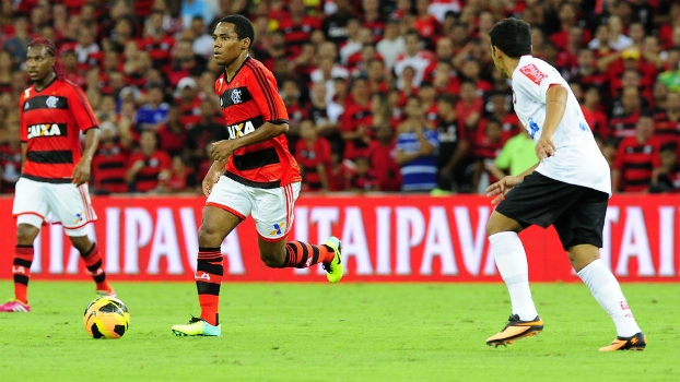 Elias conduz a bola na final da Copa do Brasil: gol do título