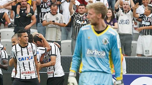 Com luvas de Cássio, goleiro inglês volta emocionado por jogo que seu pai não pôde ver
