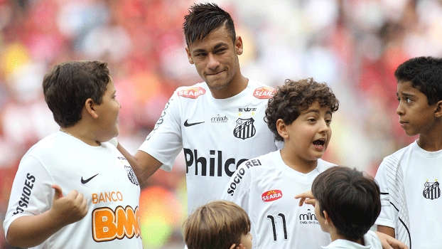 O camisa 11 foi o jogador mais procurado pelas crianças que entram em campo com os atletas O camisa 11 foi o jogador mais procurado pelas crianças que entram em campo com os atletas