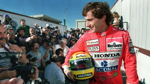 Ayrton Senna posa para fotos antes do GP de Phoenix, em 1991