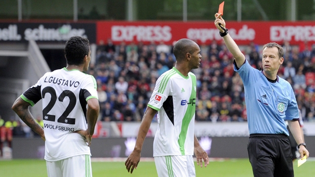 Luiz Gustavo levou dois amarelos em seis minutos e foi expulso mais uma vez no Alemão Luiz Gustavo levou dois amarelos em seis minutos e foi expulso mais uma vez no Alemão