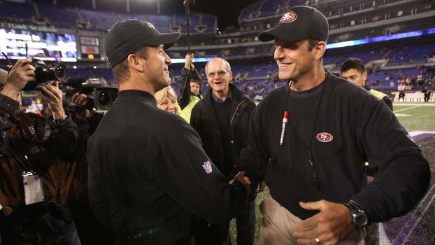 John (esq.) e Jim Harbaugh irão duelar pelo título do futebol americano da NFL John (esq.) e Jim Harbaugh irão duelar pelo título do futebol americano da NFL