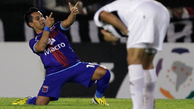 Matias Perez Garcia comemora o seu gol, o segundo do Tigre sobre o Olimpia Matias Perez Garcia comemora o seu gol, o segundo do Tigre sobre o Olimpia