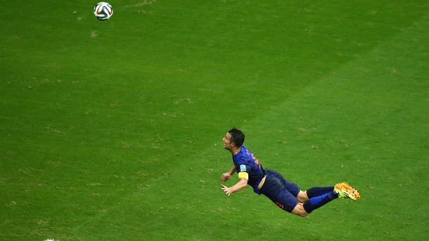 Van Persie 'voou' para dar o peixinho e empatar o jogo para a Holanda