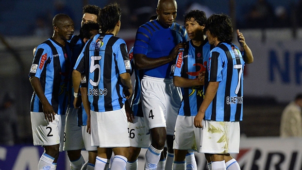 Atletas do Real Garcilaso se cumprimentam: primeira aparição na Libertadores e já nas quartas