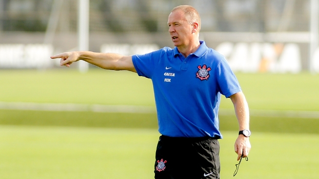 Torcedores esperam para fazer festa em treinamento do Corinthians em Manaus