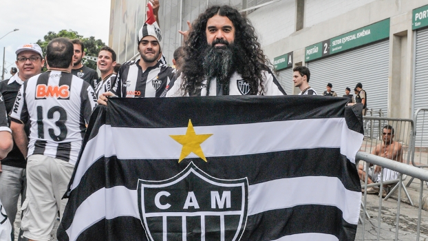Torcedor do Atlético-MG do lado de fora da Arena Independência