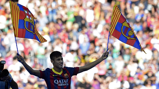Neymar carrega bandeiras do Barcelona ao pisar no gramado do Camp Nou pela primeira vez Neymar carrega bandeiras do Barcelona ao pisar no gramado do Camp Nou pela primeira vez