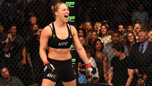 Ronda Rousey comemora vitória arrasadora sobre Cat Zingano no UFC 184 Ronda Rousey comemora vitória arrasadora sobre Cat Zingano no UFC 184