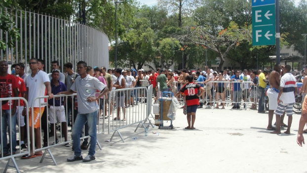 Torcedores no Maracanã buscam ingressos para Flamengo x Goiás: fila é tão bizarra quanto o Rei do Camarote no estádio