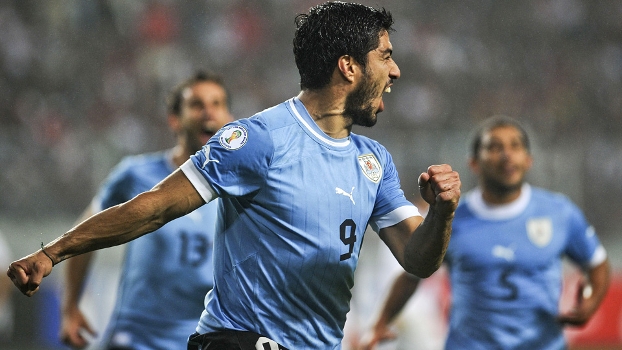 Suárez: dois gols e participação decisiva em uma importante vitória do Uruguai Suárez: dois gols e participação decisiva em uma importante vitória do Uruguai