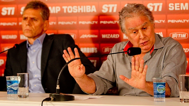 Paulo Autuori (E), técnico do São Paulo FC, com o presidente Juvenal Juvêncio durante sua apresentação oficial no CCT da Barra Funda