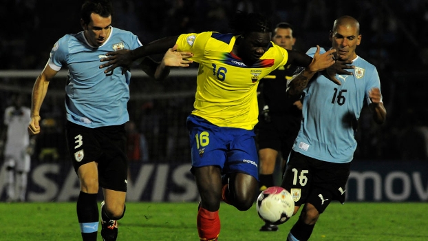 Equatoriano Caicedo tenta passar pela marcação dos uruguaios Godín e Maxi Pereira Equatoriano Caicedo tenta passar pela marcação dos uruguaios Godín e Maxi Pereira