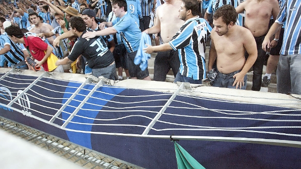 Após 'avalanche', grade que separa a arquibancada do gramado cedeu no duelo Grêmio x LDU Após 'avalanche', grade que separa a arquibancada do gramado cedeu no duelo Grêmio x LDU
