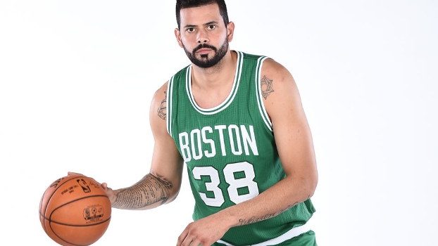 Vitor Faverani durante apresentação do Boston Celtics para a temporada da NBA Vitor Faverani durante apresentação do Boston Celtics para a temporada da NBA