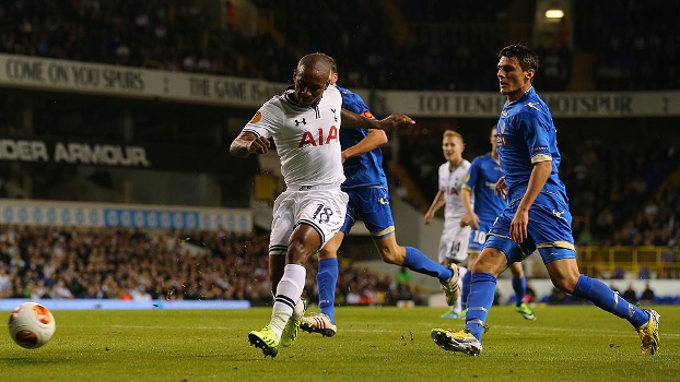 Defoe chuta para fazer um dos seus dois gols na vitória do Tottenham sobre o Tromso