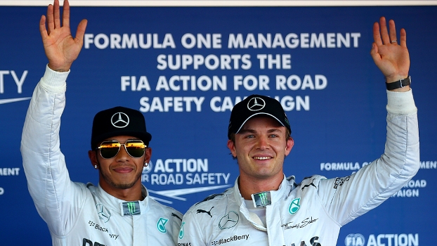 Lewis Hamilton e Nico Rosberg após o treino classificatório no Japão Lewis Hamilton e Nico Rosberg após o treino classificatório no Japão