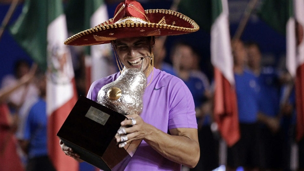 Com sombrero na cabeça, Rafael Nadal celebra a conquista em Acapulco