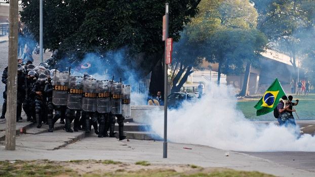 Tropa de choque em conflito contra manifestantes 