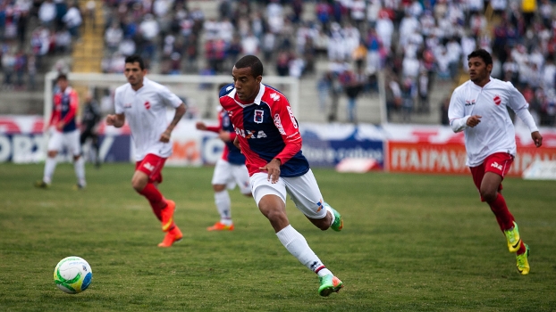 Breno Lopes em ação pelo Paraná Breno Lopes em ação pelo Paraná