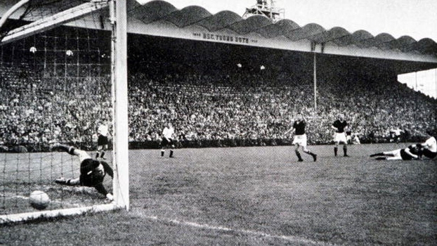 O famoso gol de Helmut Rahn: corte para o meio e chute de esquerda no canto O famoso gol de Helmut Rahn: corte para o meio e chute de esquerda no canto