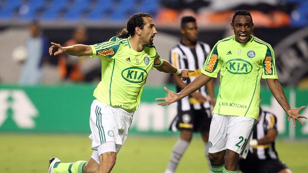 Barcos comemora um dos gols contra o Botafogo, no Engenhão, ao lado de Barcos