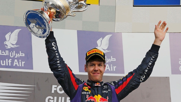 Sebastian Vettel ergue o troféu de vencedor do GP do Bahrein