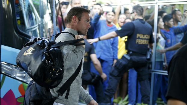 Rooney chega ao hotel da delegação inglesa em Manaus