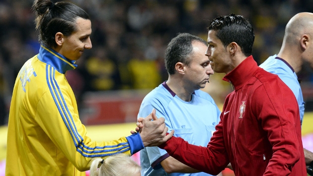 Ibrahimovic e Cristiano Ronaldo se cumprimentam antes do jogo